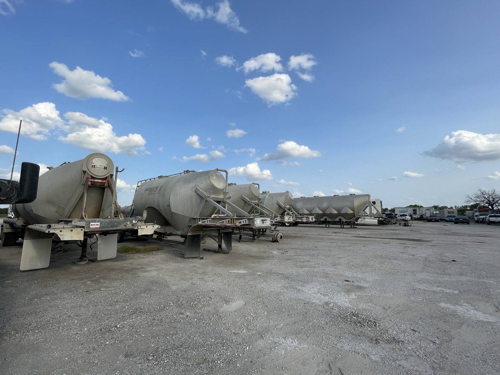 Tanques neumáticos para carga seca a granel en el patio de Eazy Trans